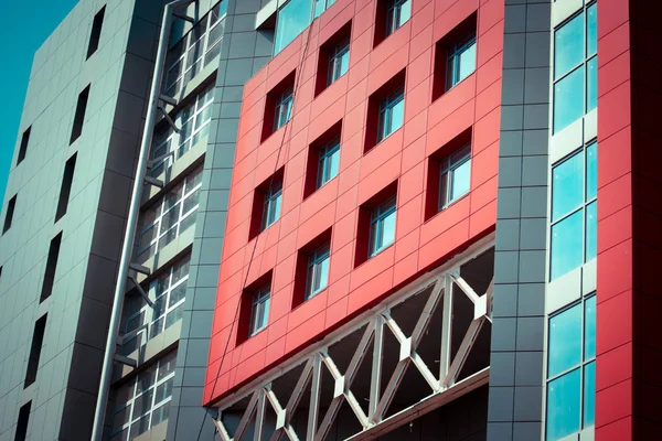 Röd-blå fasad av stadsbyggnader — Stockfoto