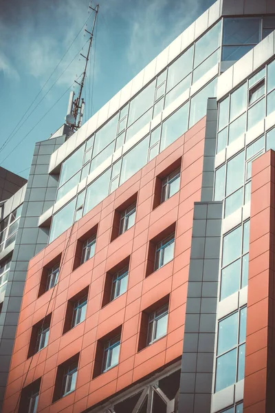 Röd-blå fasad av stadsbyggnader — Stockfoto