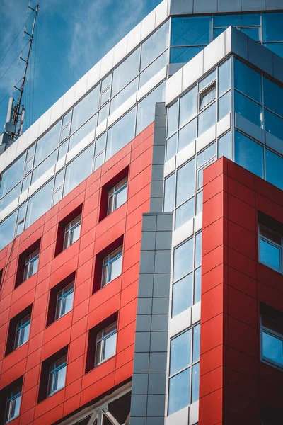 Röd-blå fasad av stadsbyggnader — Stockfoto