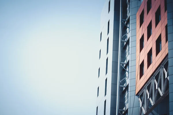 Del av den röda blå fasaden urbana byggnader och himmel — Stockfoto