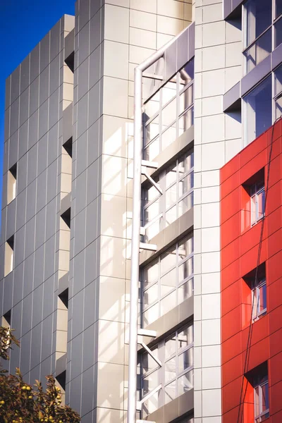 Fasad av byggnaden röd i högteknologisk stil — Stockfoto