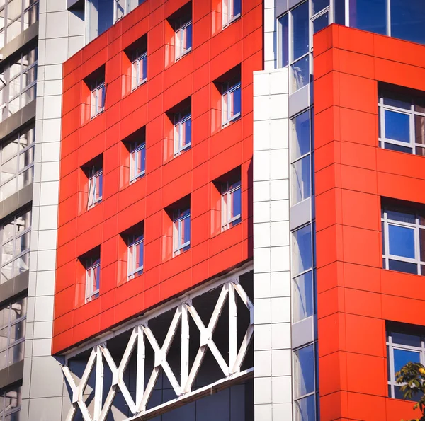Fasad av byggnaden röd i högteknologisk stil — Stockfoto
