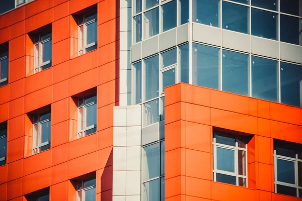 Del av fasaden moderna byggnaden med röd och blå — Stockfoto