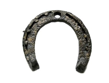 Beyaz bir arka plan üzerinde antik metal at nalı