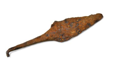 Beyaz bir arka plan üzerinde eski ve paslı metal uç