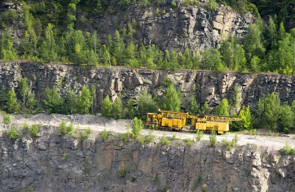 Yellow machines for the extraction of granite — Stock Photo, Image