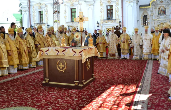 Viering liturgie ter ere van de doop van Rus in Kiev Pechersk Lavra — Stockfoto