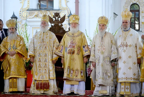 Viering liturgie ter ere van de doop van Rus in Kiev Pechersk Lavra — Stockfoto