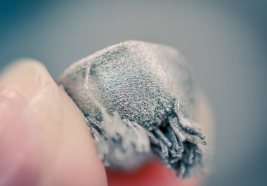 Metal 3d yazıcı makrosu üzerine basılmış küçük nesne.