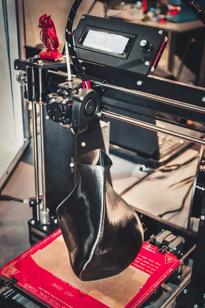 Impresora 3D imprimiendo un modelo en forma de jarrón negro. — Foto de Stock