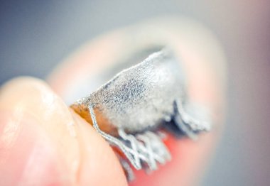 Metal 3d yazıcı makrosu üzerine basılmış küçük nesne.