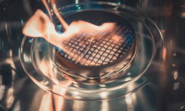 Modern biyo etanol gaz şömine fireplot. Alev gaz soba yakın çekim.