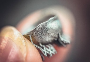 Metal 3d yazıcı makrosu üzerine basılmış küçük nesne.