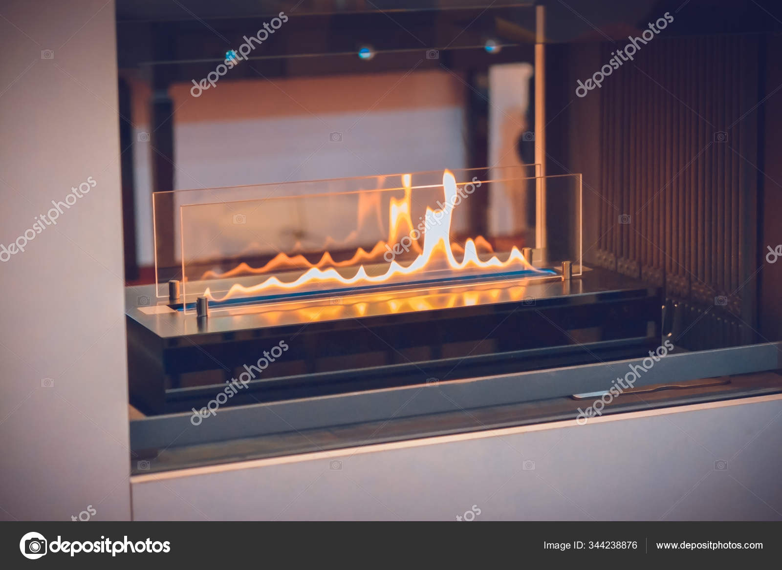 Quemadura de biochimenea en gas etanol .: fotografía de stock