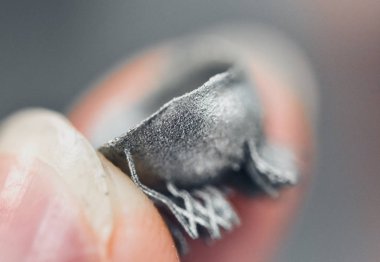 Metal 3d yazıcı makrosu üzerine basılmış küçük nesne.