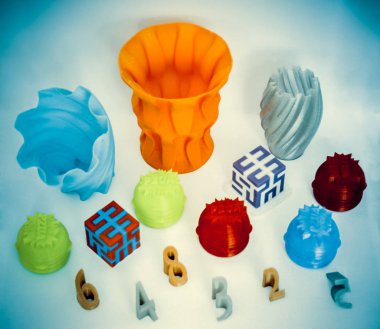 Modeller 3D yazıcı tarafından basıldı. Renkli nesneler yazdırılmış 3d yazıcı