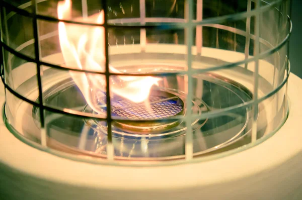 Moderne bio fireplot open haard op gas van ethanol. Vlam gas kachel close-up. — Stockfoto