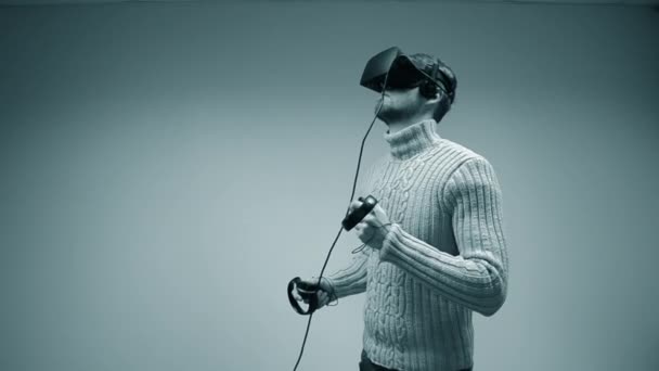 Man in a virtual reality helmet. Young male European Caucasian — Stok video