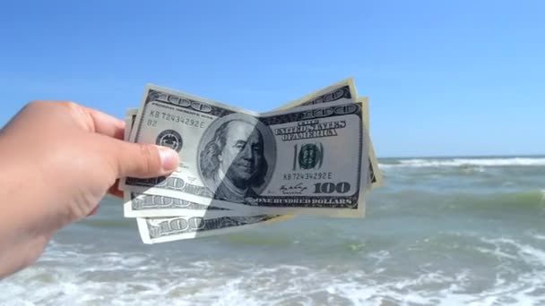Человек держит банкноты за триста долларов в руках на заднем плане — стоковое видео