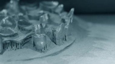 Metal için 3d yazıcıya yazdırılmış nesne platformu yazılıyor