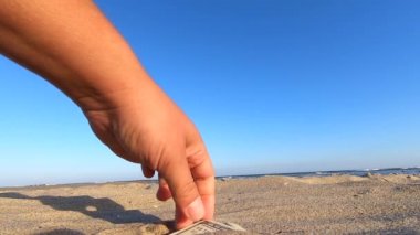 Bir kız üç yüz dolarlık kumdan para kazanıyor..