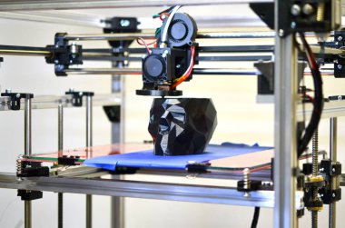 3d yazıcı tarafından basılmış siyah bir rengin soyut nesnesi.