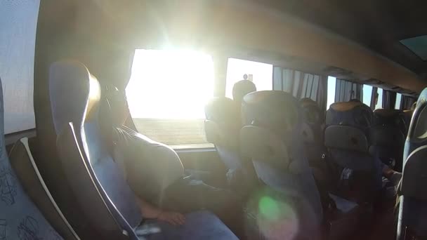 Homem dormindo em um ônibus — Vídeo de Stock