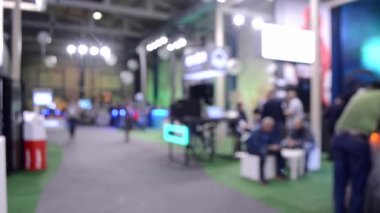 Aydınlatma ile bina içinde insanların kalabalık. Bulanık Arka Plan.