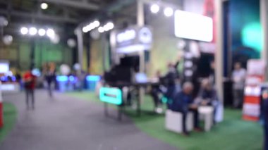 Bulanık arka plan. İnsanlar beyaz salonda tezgahın arkasında duruyorlar..