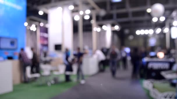 Blurred Background. People are standing behind counter in of white hall — Stock Video