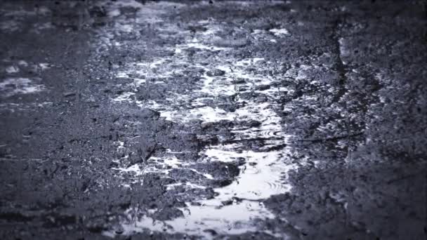 Проливной дождь из дождевых осадков за стеклом . — стоковое видео