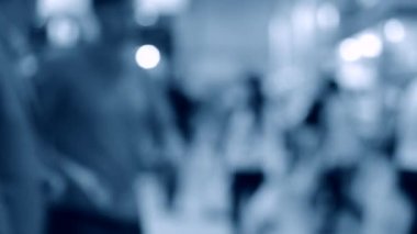 Birçok kişi alışveriş merkezi sergi mağaza içinde yürüyüş. Arka plan bulanık.