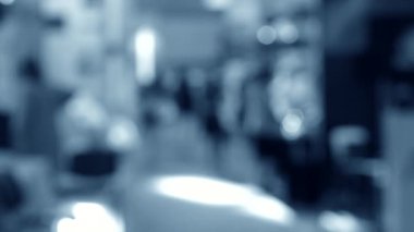 Birçok kişi alışveriş merkezi sergi mağaza içinde yürüyüş. Arka plan bulanık