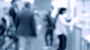 arka plan bulanıklık içinde kişi ve bir alışveriş merkezinde yürüyüş