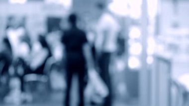 arka plan bulanıklık içinde kişi ve bir alışveriş merkezinde yürüyüş