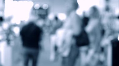 Birçok kişi alışveriş merkezi sergi mağaza içinde yürüyüş. Arka plan bulanık