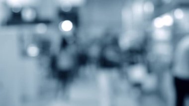 Birçok kişi alışveriş merkezi sergi mağaza içinde yürüyüş. Arka plan bulanık