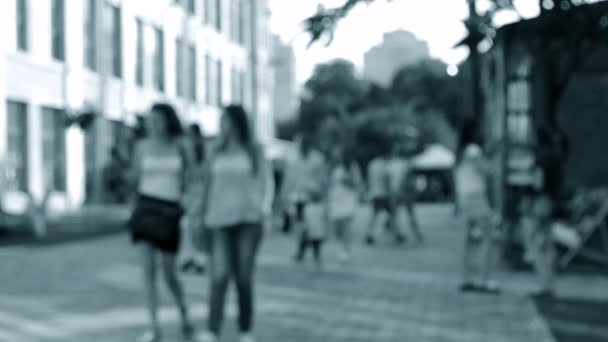 La gente cammina per strada a un festival in città in una giornata di sole — Video Stock