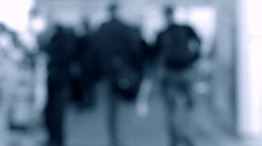 Bulanık arka plan çalışanları AVM 'de yürüyüş yapıyorlar.