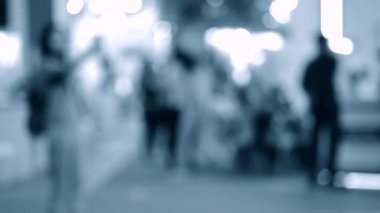 Birçok kişi alışveriş merkezi sergi mağaza içinde yürüyüş. Arka plan bulanık