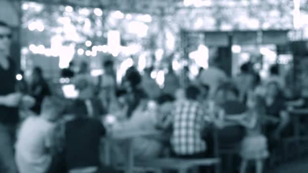 Birçok kişi masalarda oturup festivalde yemek. Arka plan bulanık — Stok video