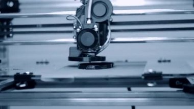 3D yazıcı çalışıyor. Birleşmiş depozito modelleme, FDM. 3B yazıcı