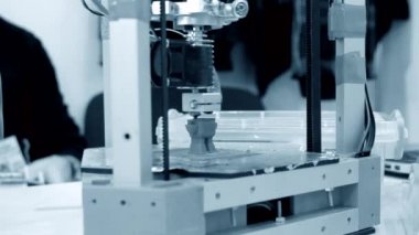 3D yazıcı çalışıyor. Birleşmiş depozito modelleme, FDM. 3B yazıcı