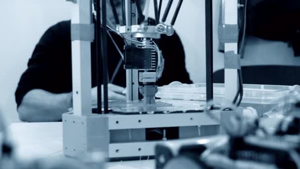 Impresora 3D trabajando. Modelado de deposición fundida, FDM. Impresora 3D — Vídeos de Stock