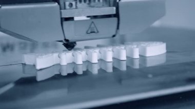 3D yazıcı çalışıyor. Birleşmiş depozito modelleme, FDM. 3B yazıcı