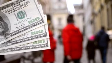Avrupa caddesinin bulanık arka planında 300 dolarlık banknotlar