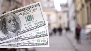Avrupa caddesinin bulanık arka planında 300 dolarlık banknotlar