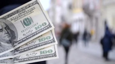 Avrupa 'nın bulanık arka planında 300 dolarlık banknotlar