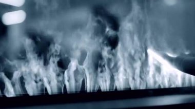 Yapay elektroşömine parlayan arka ışık yakın çekim.