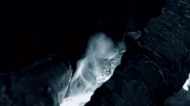 Yerleşik evaporatör ile elektrikli şömine su buhar haline dönüştürür